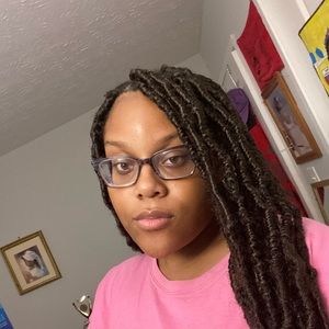 Meet your Posher, Adra